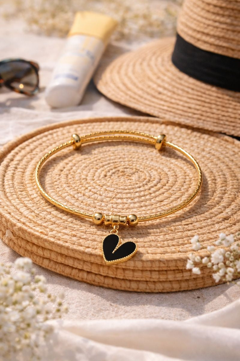 Noir Love Heart Charm Bracelet – Elegant Gold Finish